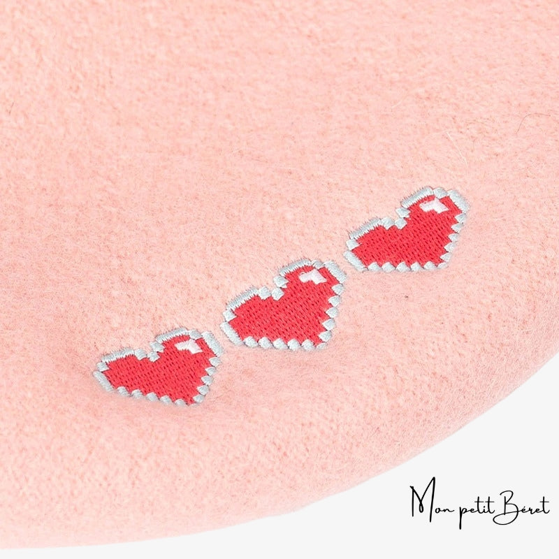 Béret brodé rose avec 3 petits coeurs en zoomant sur les coeurs