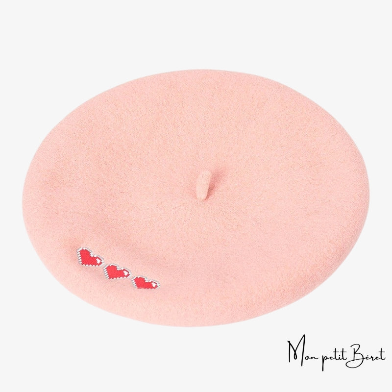 Béret brodé rose avec 3 petits coeurs vue du dessus