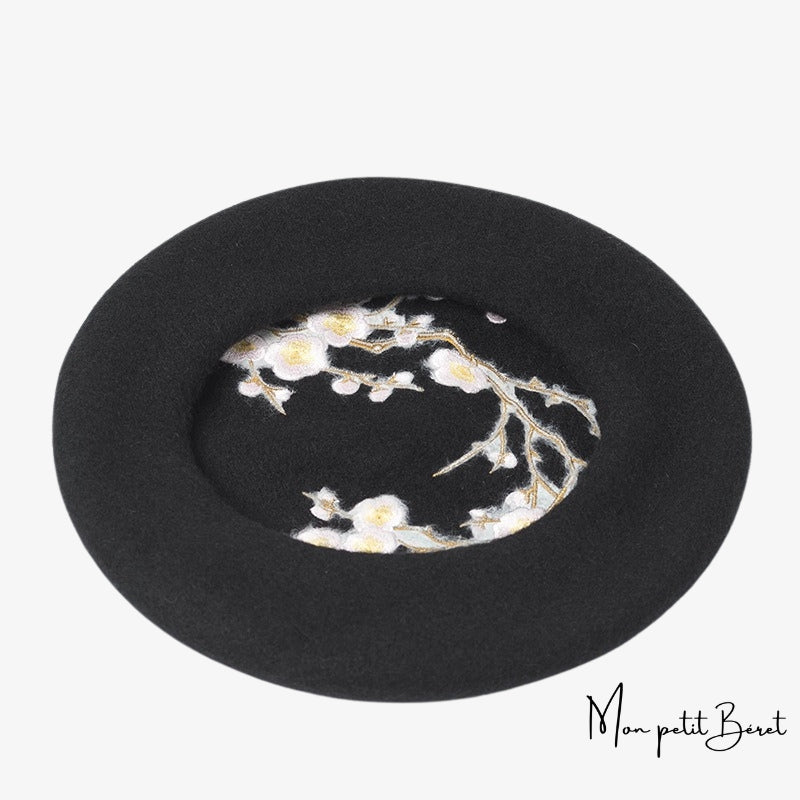 béret pour femme noir brodé avec des motifs floraux or et blanc