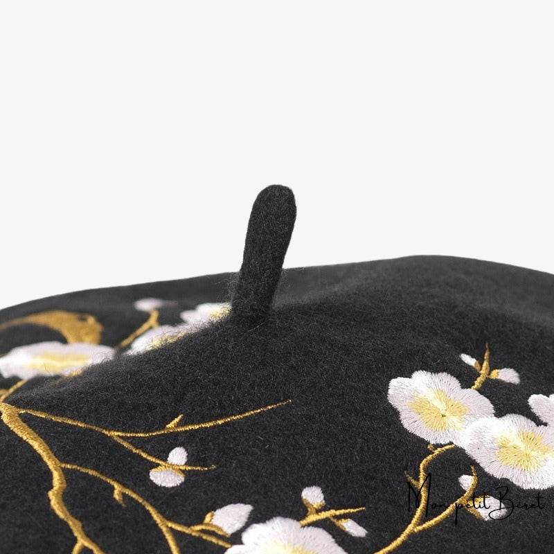 béret pour femme noir brodé avec des motifs floraux or et blanc