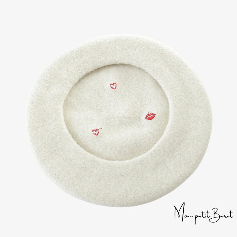 béret pour femme blanc brodé avec bouche et coeur rouge