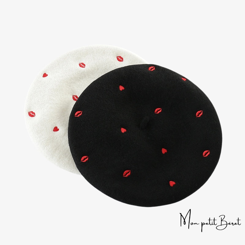 béret pour femme noir  et blanc brodé avec bouche et coeur rouge