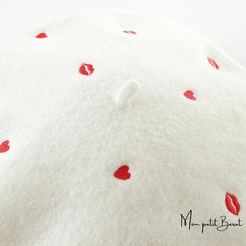 béret pour femme blanc brodé avec bouche et coeur rouge