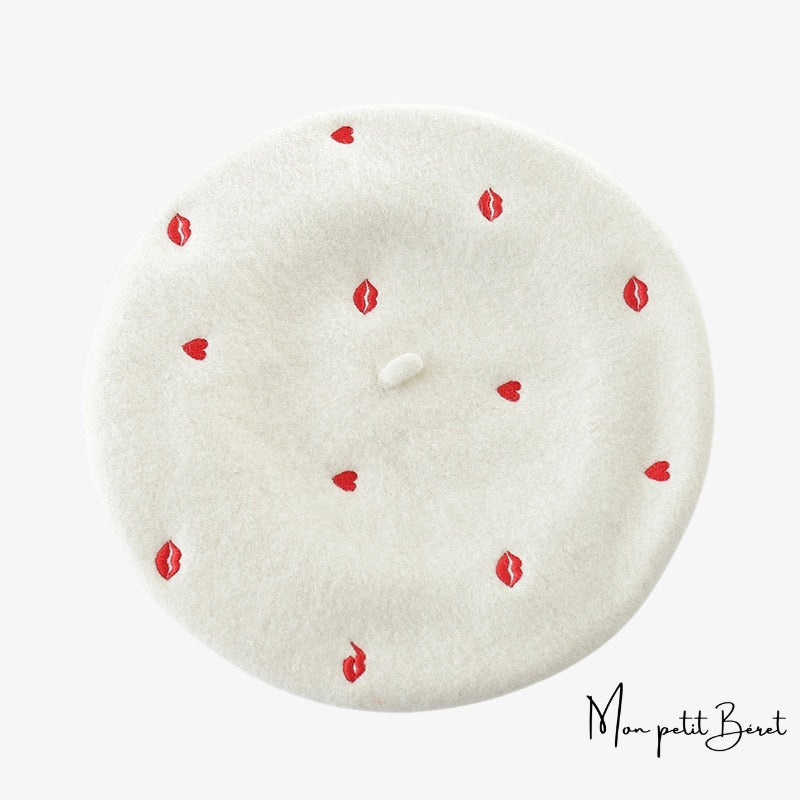 béret pour femme blanc brodé avec bouche et coeur rouge