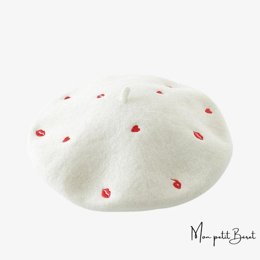 béret pour femme blanc brodé avec bouche et coeur rouge