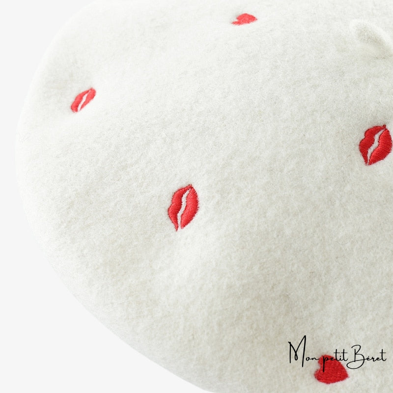 béret pour femme blanc brodé avec bouche et coeur rouge