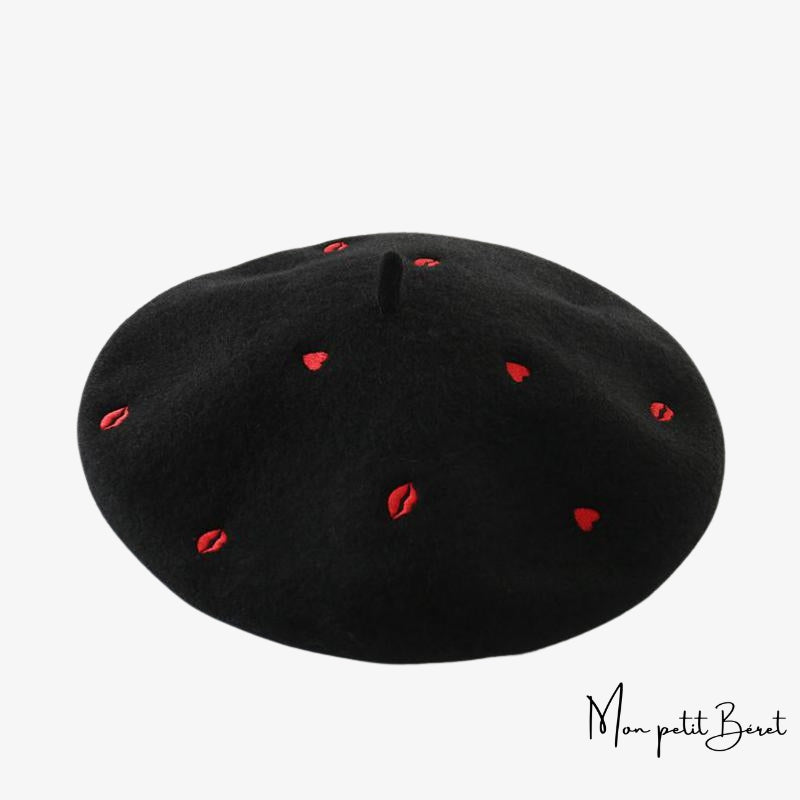 béret pour femme noir brodé avec bouche et coeur rouge