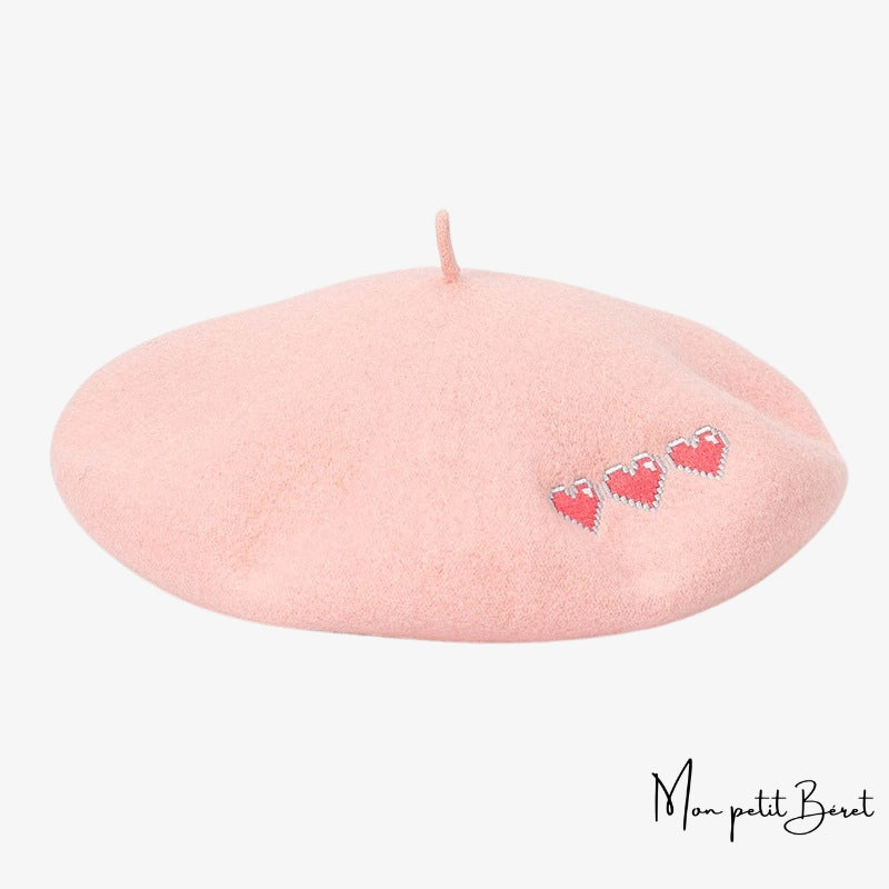 Béret brodé rose avec 3 petits coeurs vue latérale